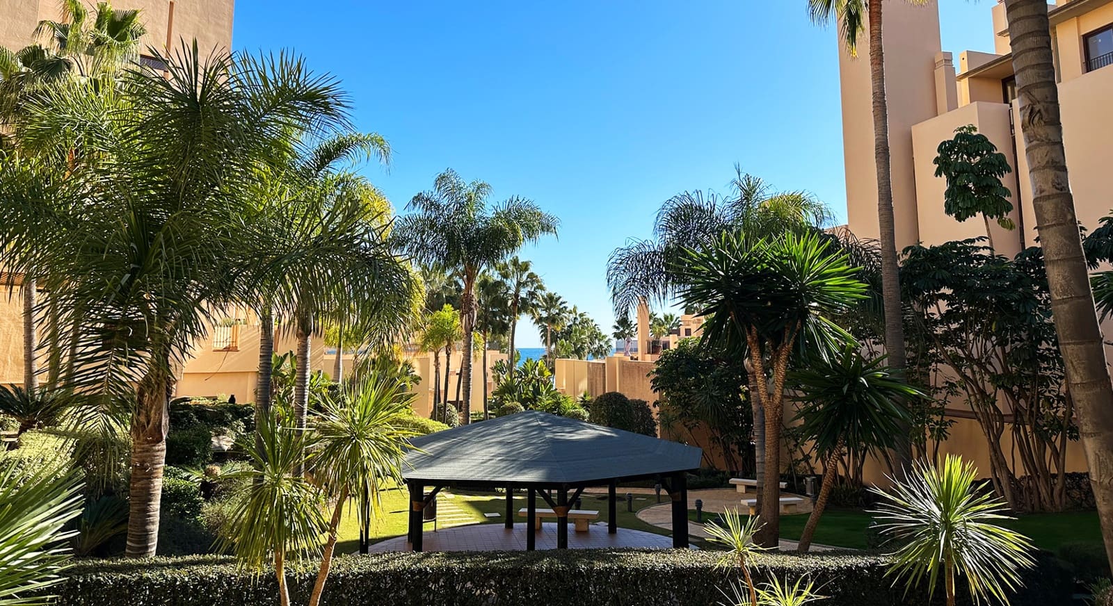 2 Zimmer Apartment zu verkaufen in Estepona mit Pool Garage - 630.000 € (Ref: 9065173)