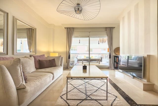 2 soverom Leilighet til salgs i Las Brisas, Marbella med svømmebasseng garasje - € 450 000 (Ref: 9075091)