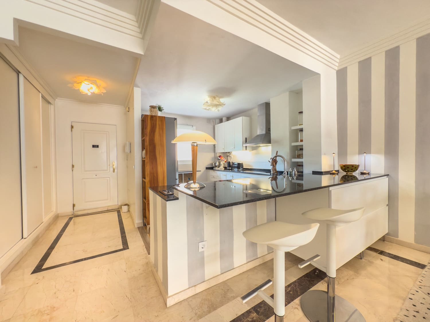 2 soveværelse Lejlighed til salg i Marbella med swimmingpool garage - € 450.000 (Ref: 9075091)