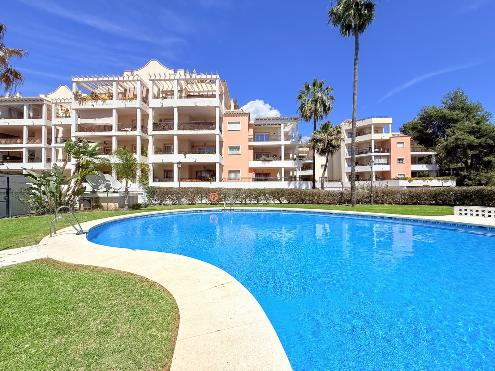 2 soveværelse Lejlighed til salg i Marbella med swimmingpool garage - € 450.000 (Ref: 9075091)