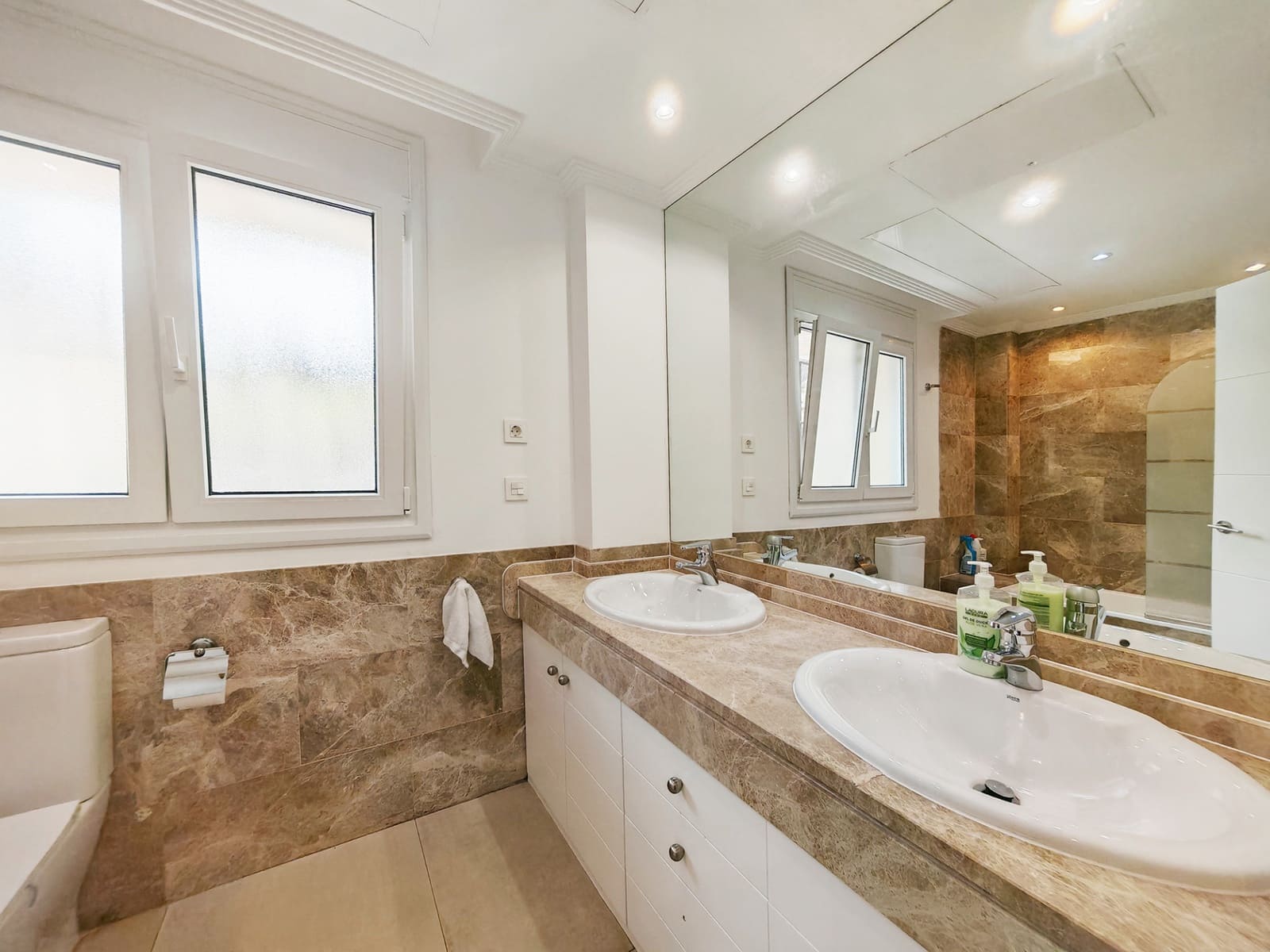 4 bedroom Villa for sale in Marbella with pool garage - € 1,995,000 (Ref: 9118706)