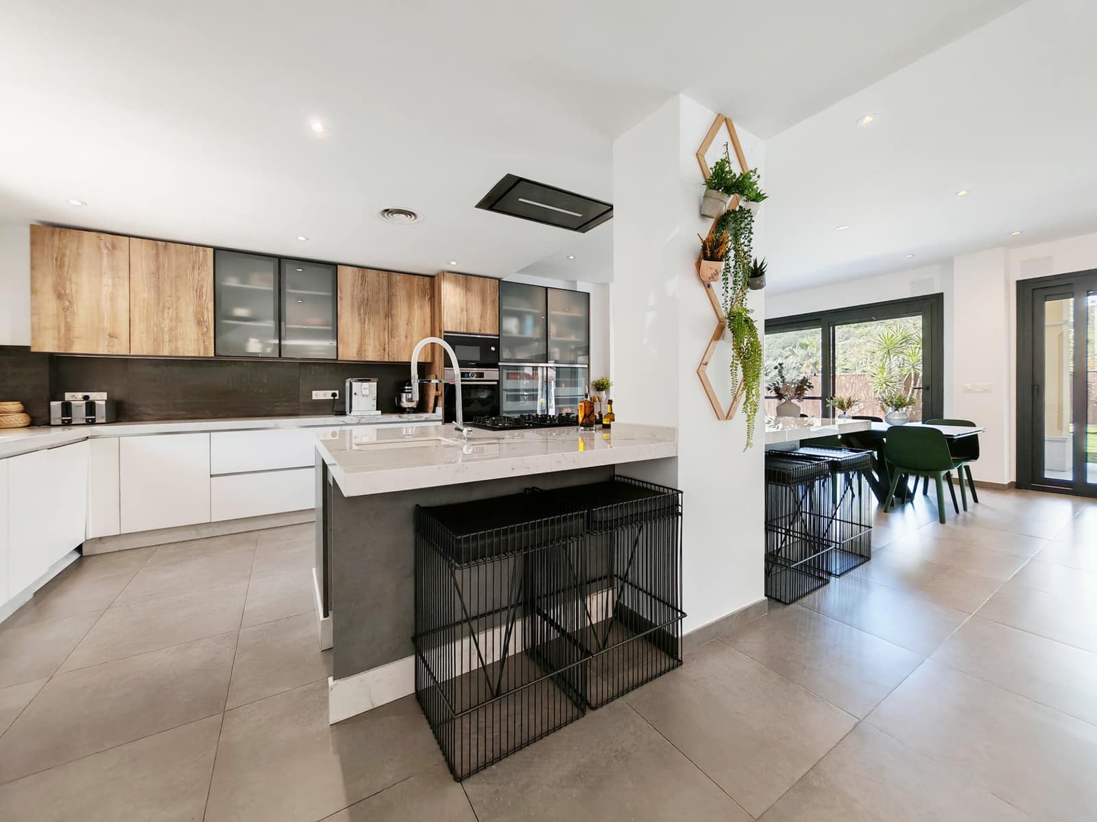 4 bedroom Villa for sale in Marbella with pool garage - € 1,995,000 (Ref: 9118706)