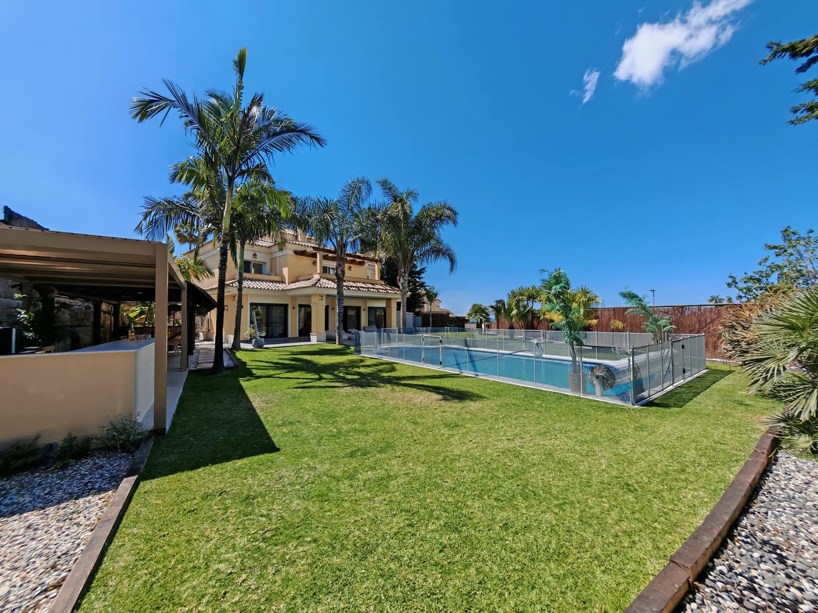4 bedroom Villa for sale in Marbella with pool garage - € 1,995,000 (Ref: 9118706)
