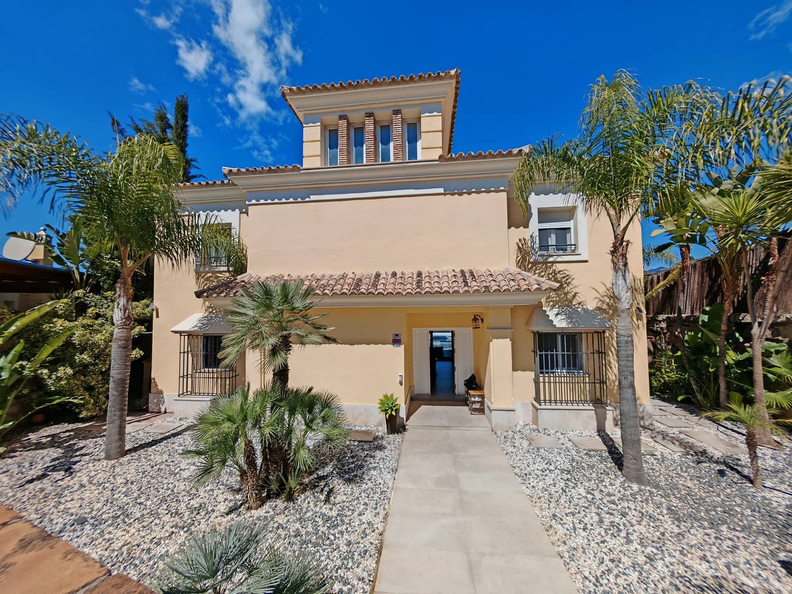 4 bedroom Villa for sale in Marbella with pool garage - € 1,995,000 (Ref: 9118706)