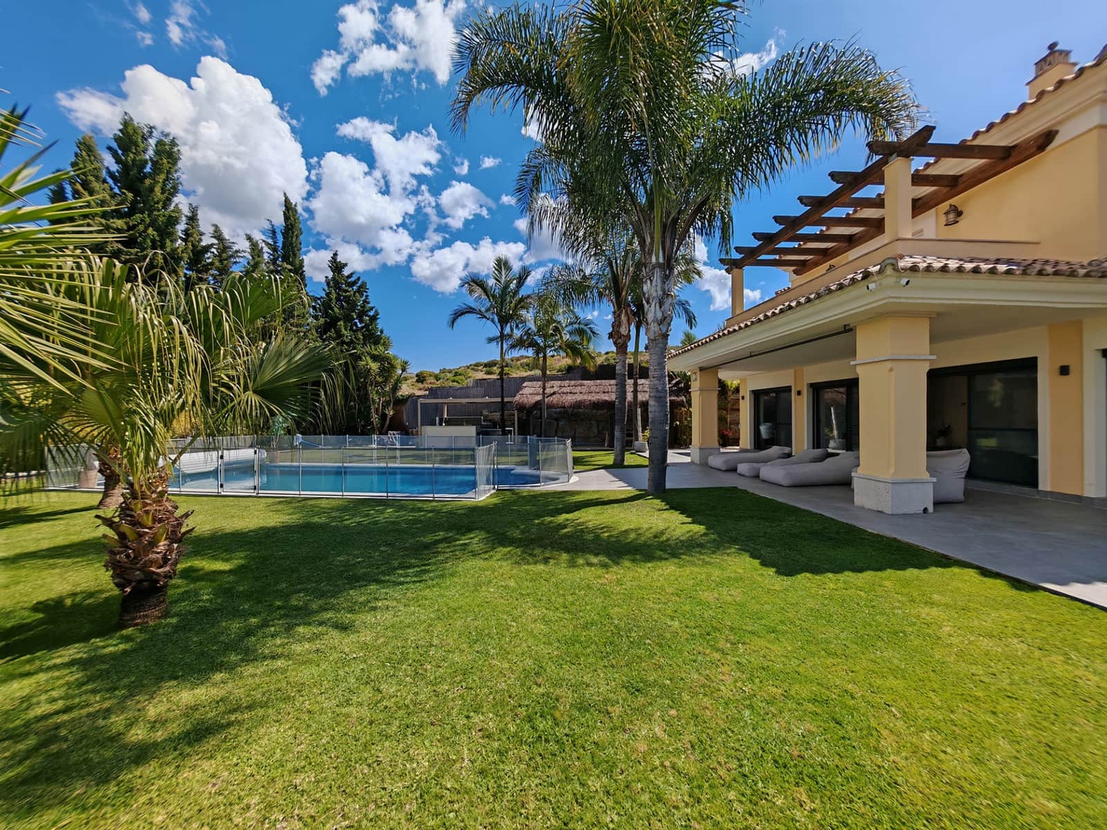 4 bedroom Villa for sale in Marbella with pool garage - € 1,995,000 (Ref: 9118706)