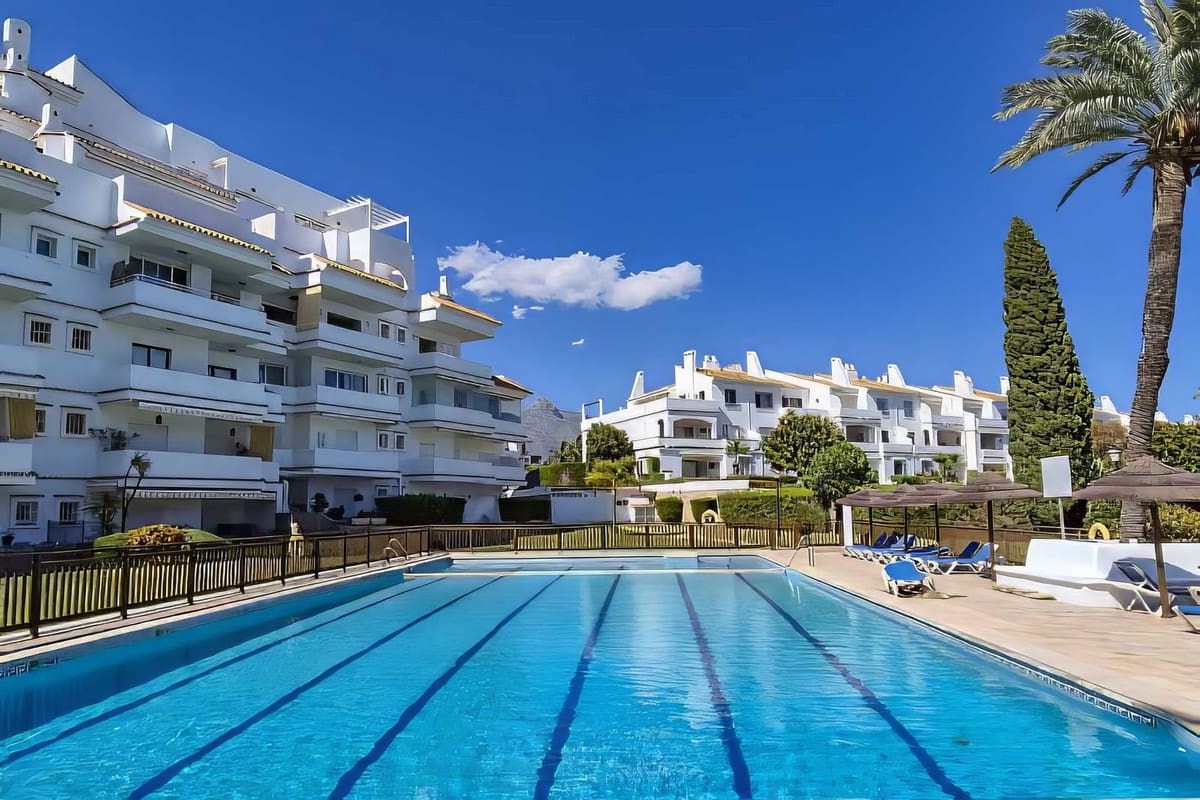 2 soverom Leilighet til salgs i Nueva Andalucia med svømmebasseng - € 579 900 (Ref: 9149234)