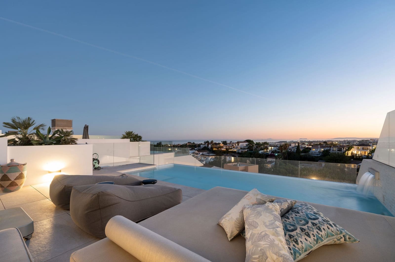 4 soverom Kjedet enebolig til salgs i Nueva Andalucia med svømmebasseng garasje - € 4 650 000 (Ref: 9297214)