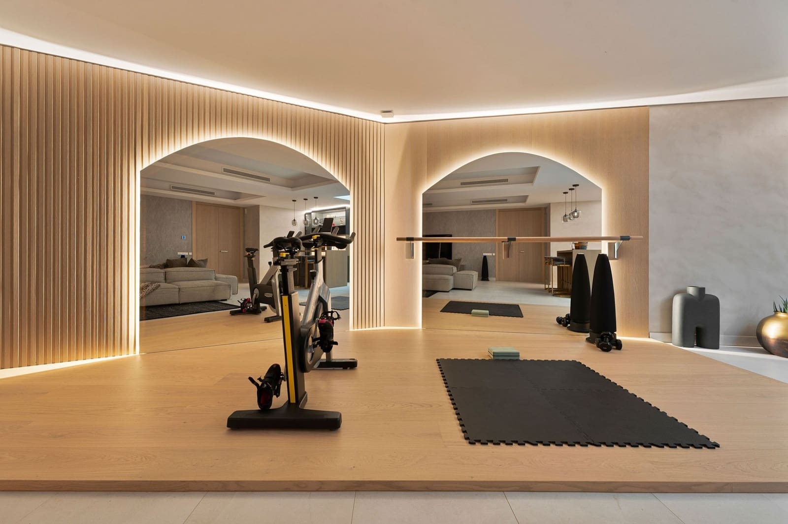 4 soverom Kjedet enebolig til salgs i Nueva Andalucia med svømmebasseng garasje - € 4 650 000 (Ref: 9297214)