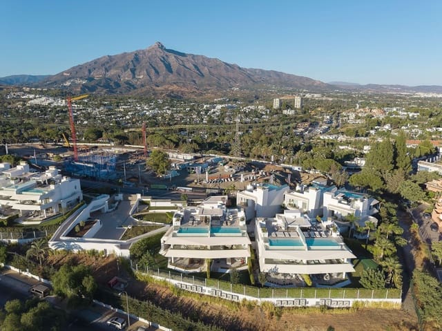 4 soverom Kjedet enebolig til salgs i Nueva Andalucia, Marbella med svømmebasseng garasje - € 4 650 000 (Ref: 9297214)