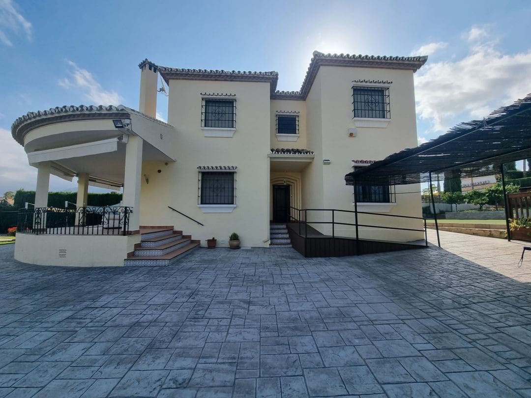 6 soveværelse Villa til salg i Nueva Andalucia med swimmingpool garage - € 2.500.000 (Ref: 9344462)