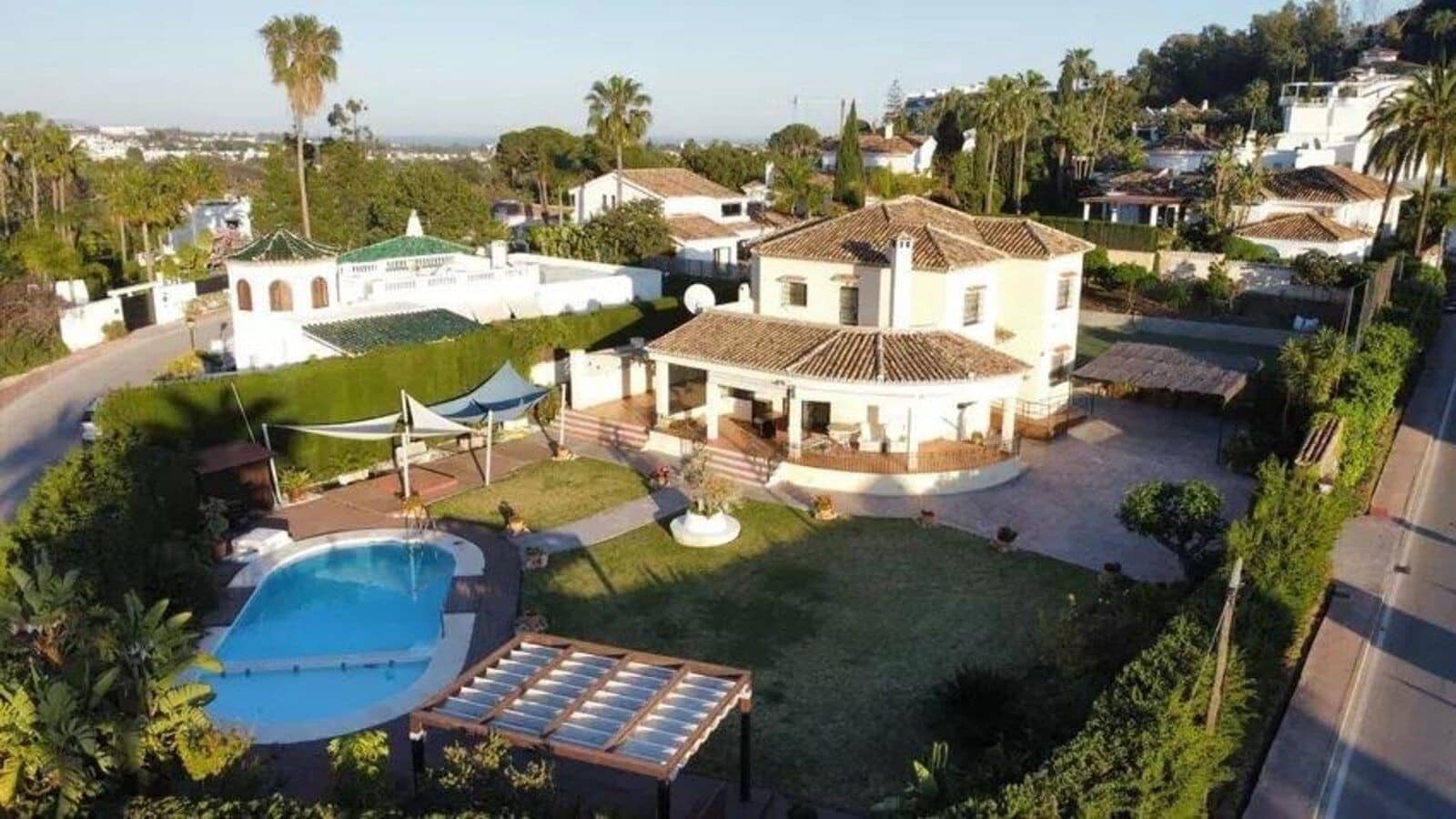 6 soveværelse Villa til salg i Nueva Andalucia med swimmingpool garage - € 2.500.000 (Ref: 9344462)