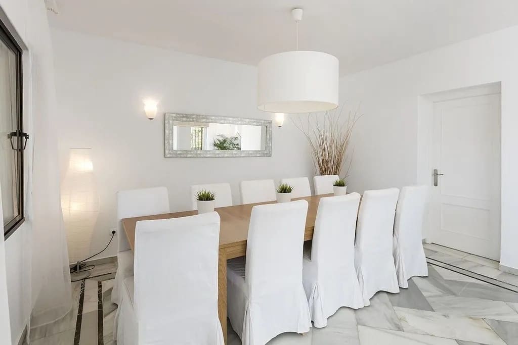 6 bedroom Villa for sale in Nueva Andalucia with pool garage - € 2,500,000 (Ref: 9344462)