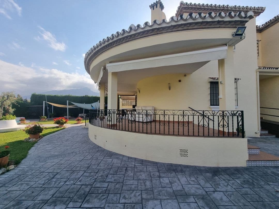 6 bedroom Villa for sale in Nueva Andalucia with pool garage - € 2,500,000 (Ref: 9344462)