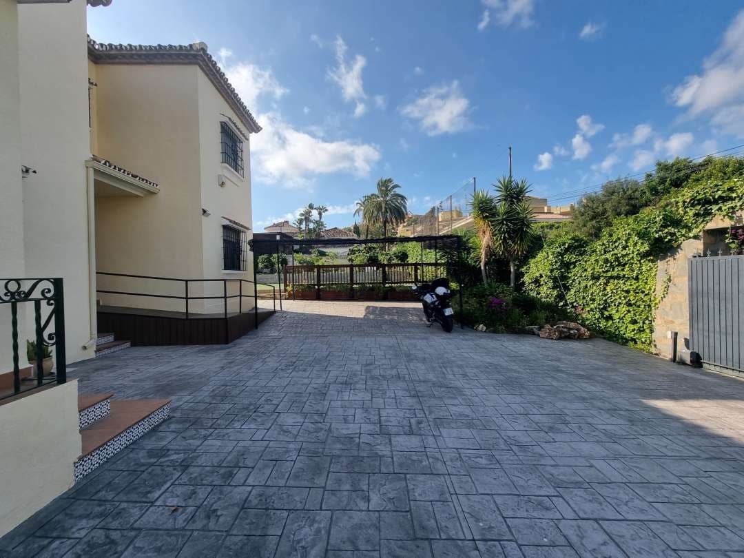 6 bedroom Villa for sale in Nueva Andalucia with pool garage - € 2,500,000 (Ref: 9344462)
