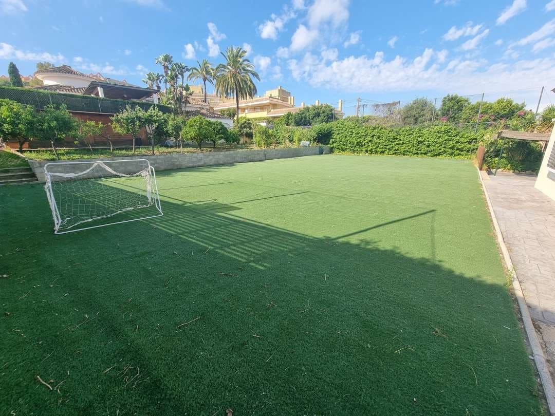 6 bedroom Villa for sale in Nueva Andalucia with pool garage - € 2,500,000 (Ref: 9344462)