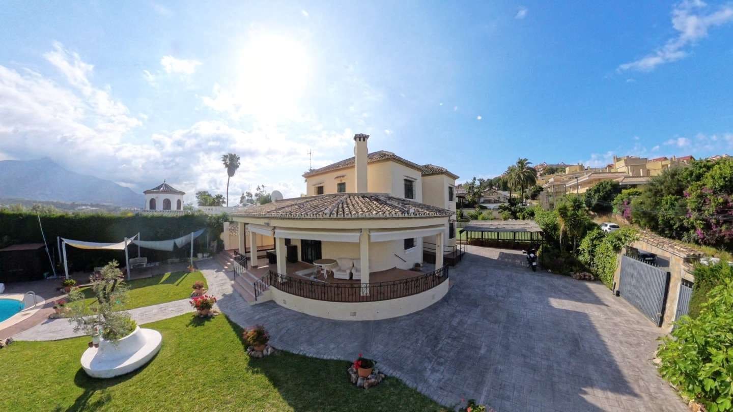 6 bedroom Villa for sale in Nueva Andalucia with pool garage - € 2,500,000 (Ref: 9344462)