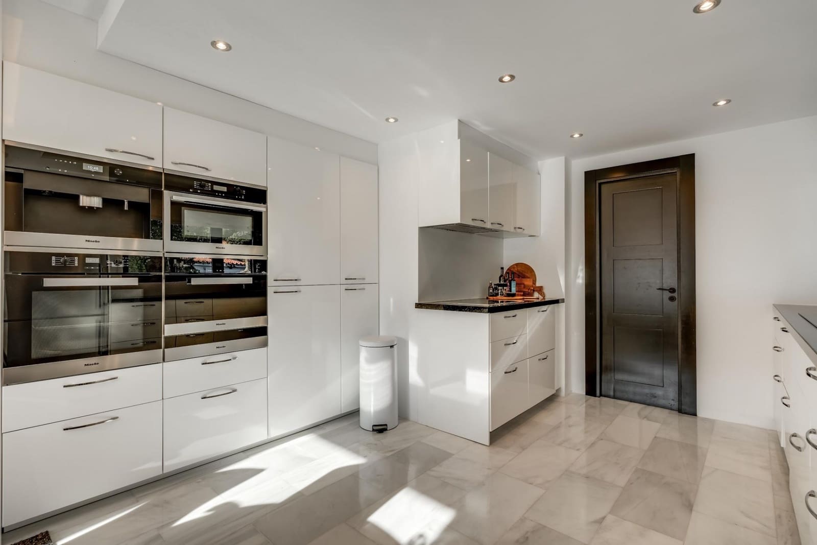 5 soveværelse Villa til salg i Nueva Andalucia med swimmingpool garage - € 1.894.000 (Ref: 9344464)