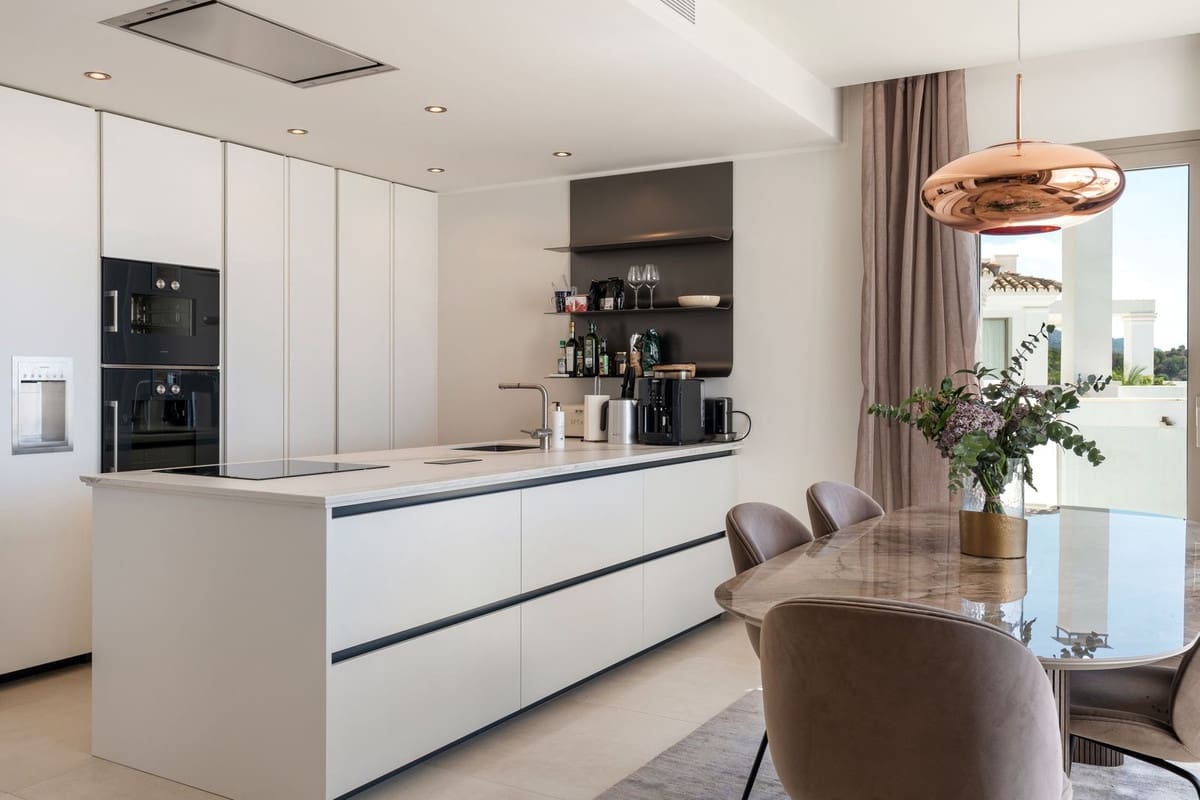 2 soverom Penthouse til salgs i Nueva Andalucia med svømmebasseng garasje - € 1 420 000 (Ref: 9344470)