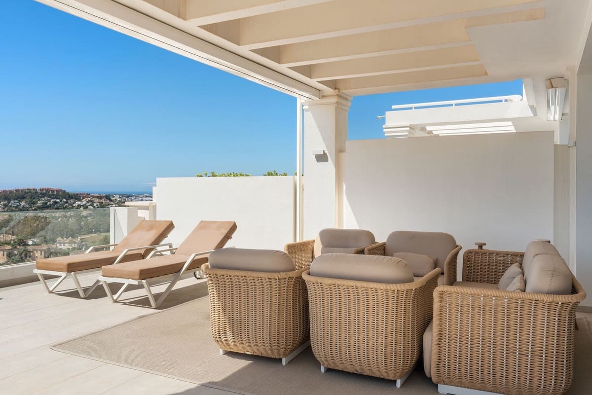 2 soverom Penthouse til salgs i Nueva Andalucia med svømmebasseng garasje - € 1 420 000 (Ref: 9344470)