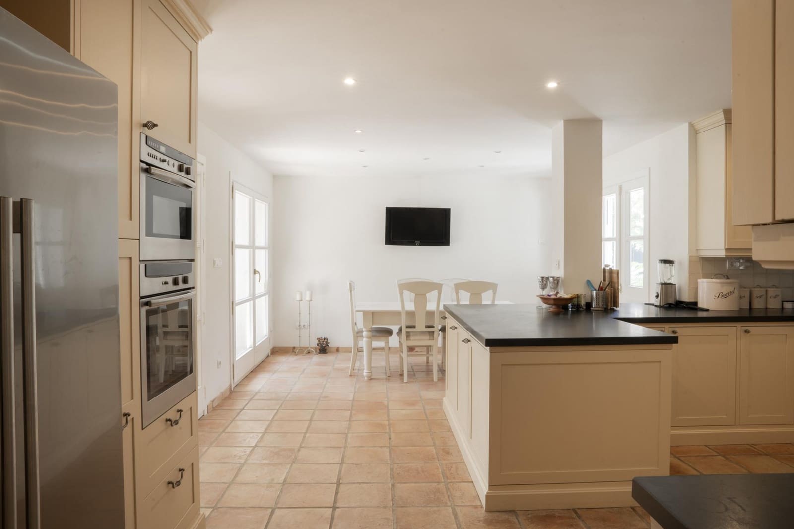 3 soverom Villa til salgs i El Paraiso med garasje - € 2 850 000 (Ref: 9358973)