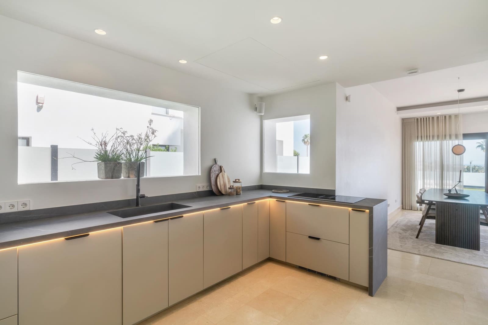 5 sypialnia Willa na sprzedaż w Benahavis z basenem garażem - 2 995 000 € (Ref: 9358975)