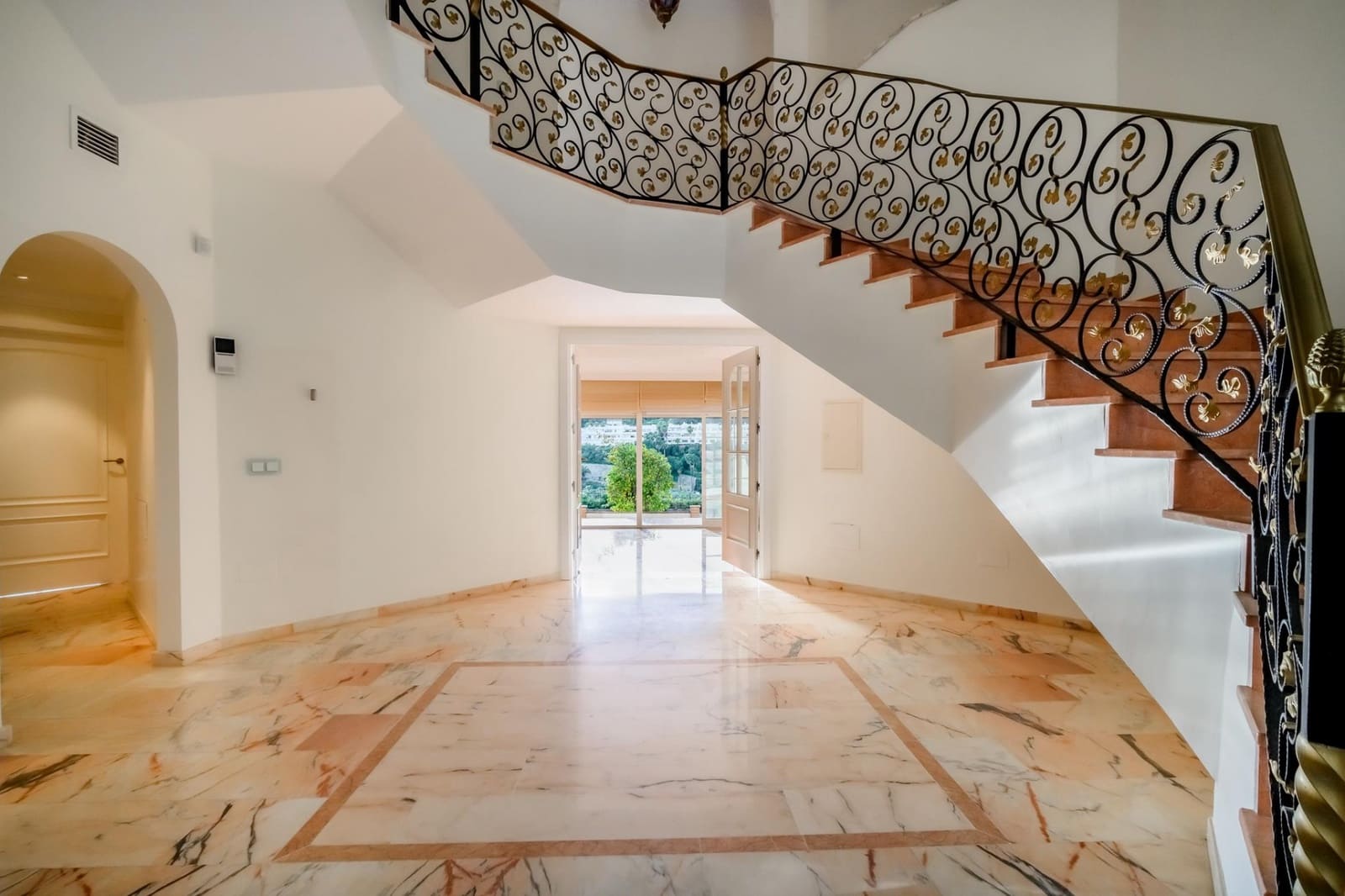 6 soveværelse Villa til salg i Nueva Andalucia med swimmingpool garage - € 3.500.000 (Ref: 9371870)