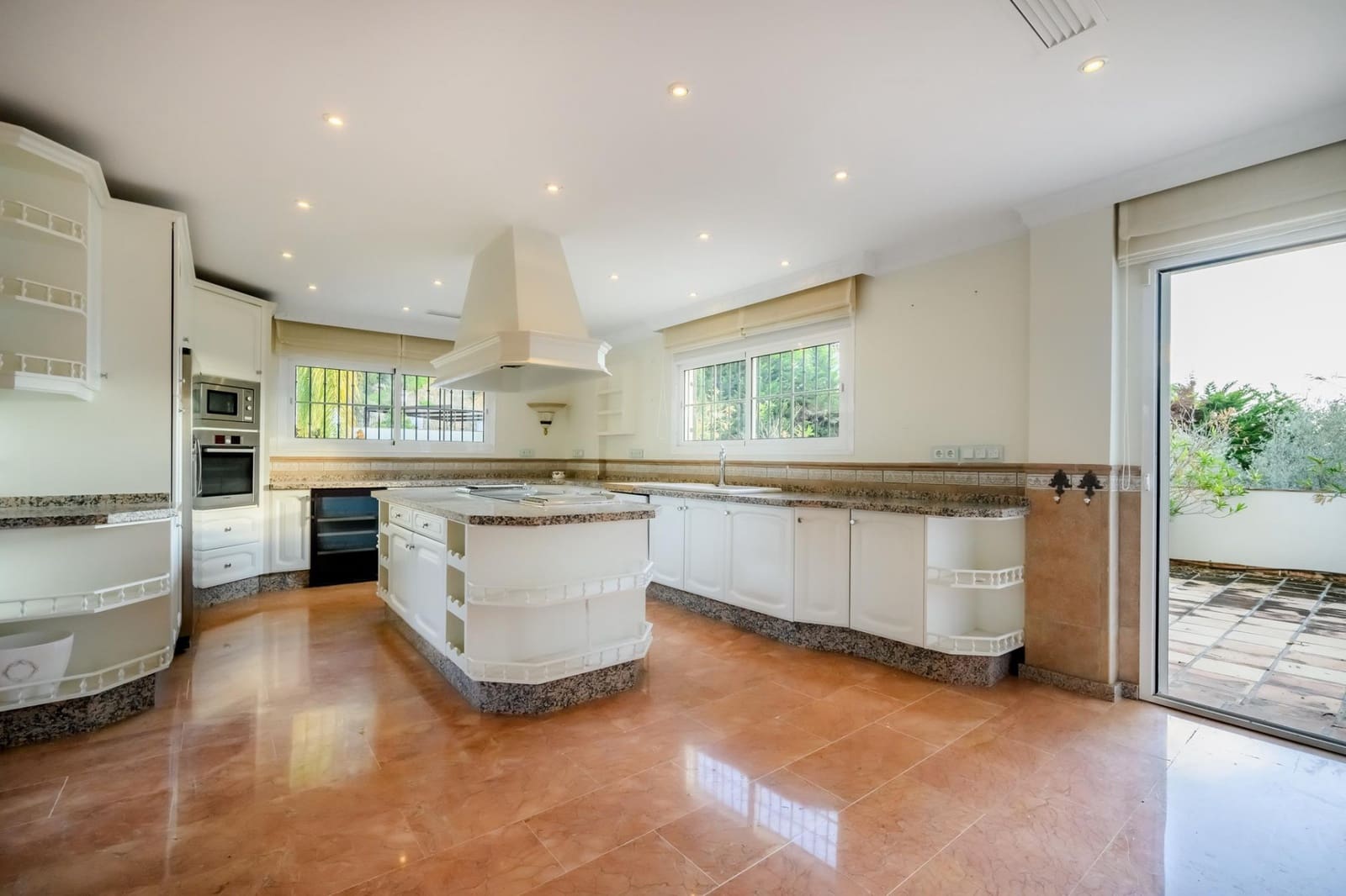 6 soveværelse Villa til salg i Nueva Andalucia med swimmingpool garage - € 3.500.000 (Ref: 9371870)