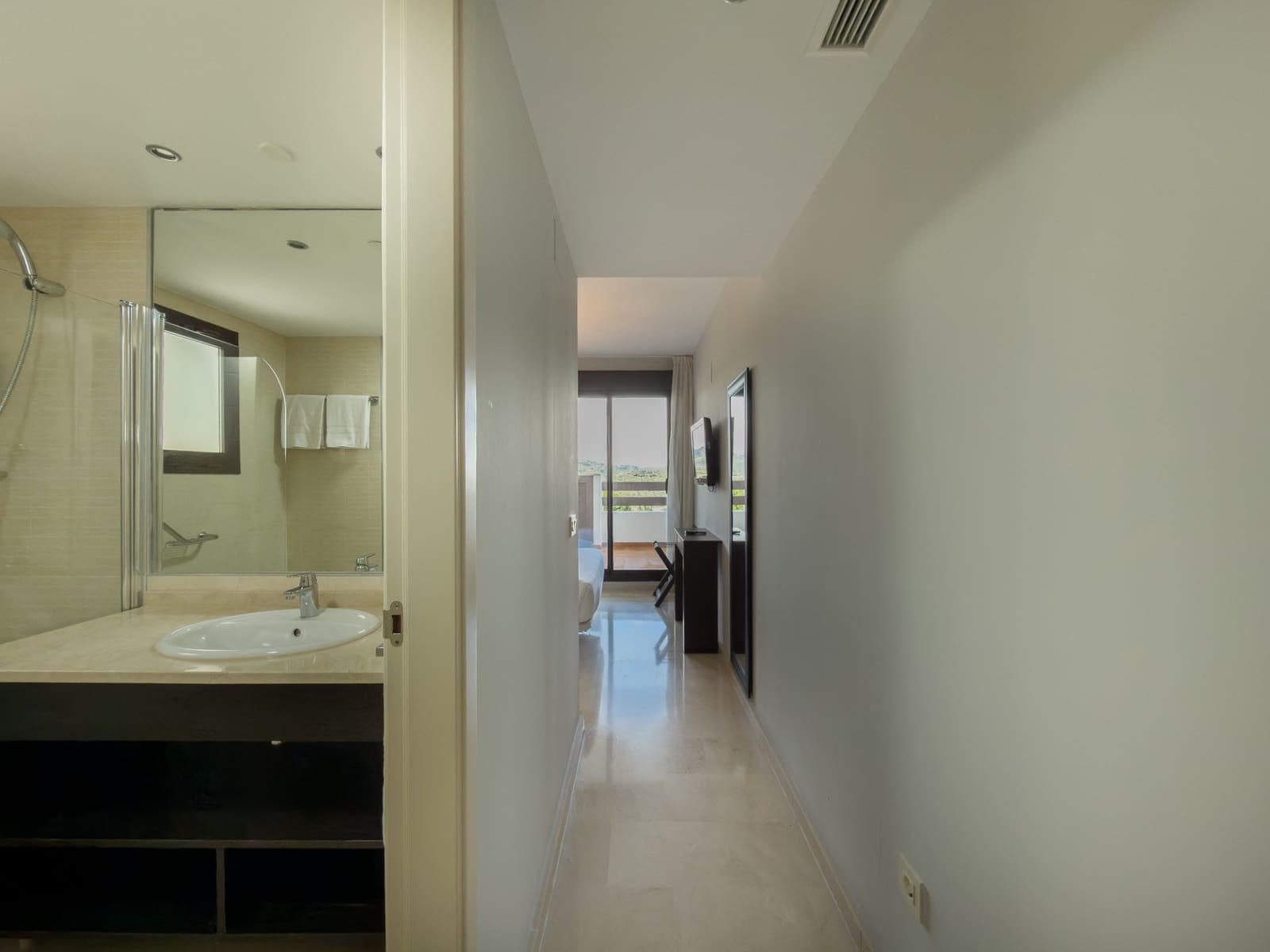 Apartamento de 2 habitaciones en Estepona en venta con piscina garaje - 155.000 € (Ref: 9540906)