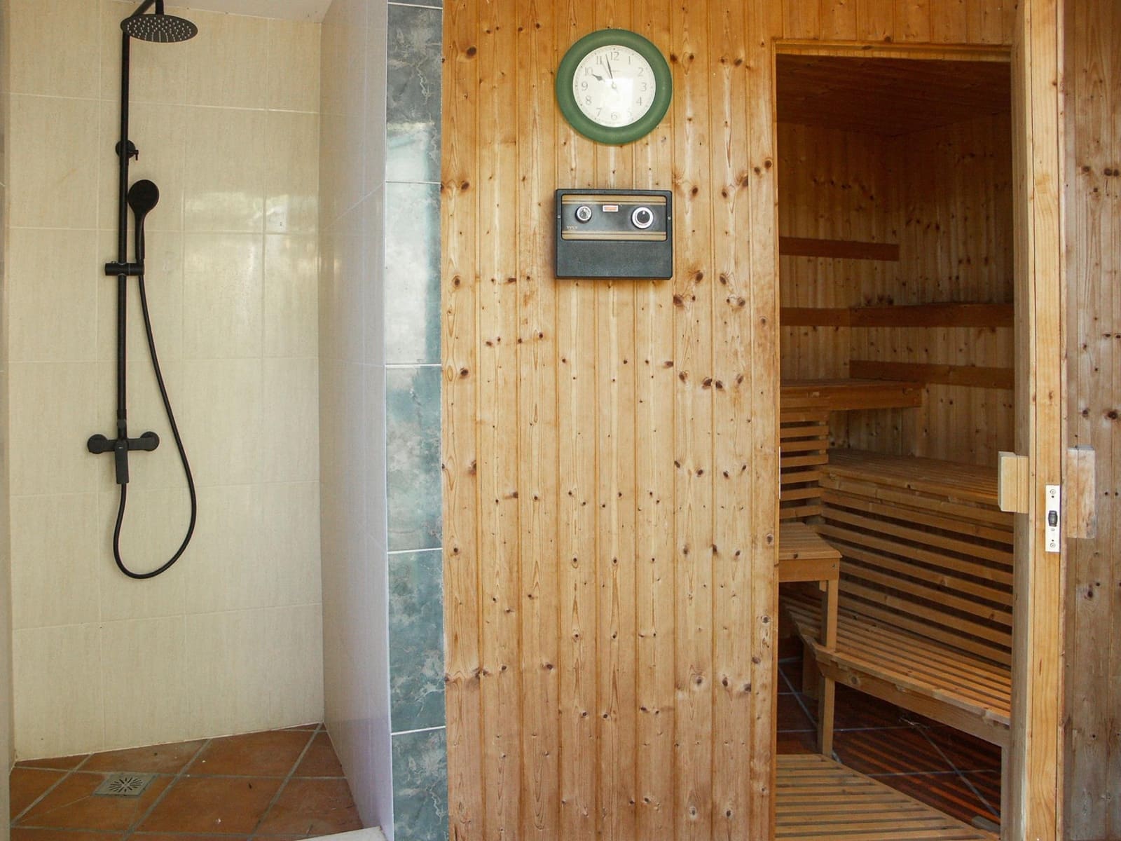 7 quarto Moradia para venda em Benahavis com piscina garagem - 1 750 000 € (Ref: 9777924)