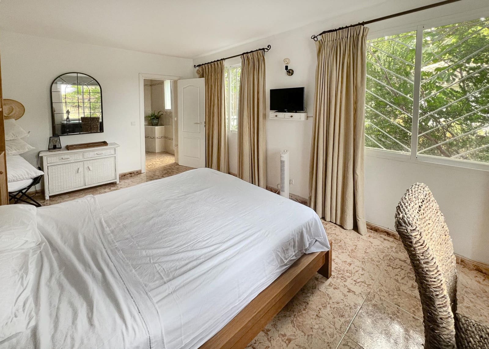 7 quarto Moradia para venda em Benahavis com piscina garagem - 1 750 000 € (Ref: 9777924)