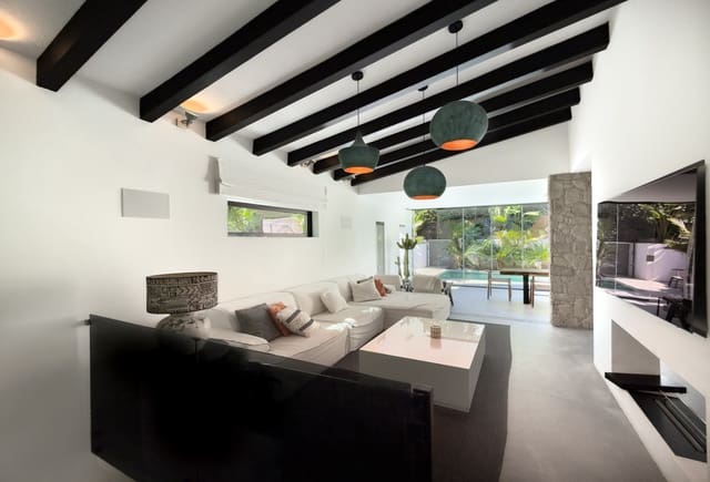 4 makuuhuone Huvila myytävänä paikassa Nueva Andalucía Centro, Marbella mukana uima-altaan 
autotalli - 1 595 000 € (Ref: 9783181)