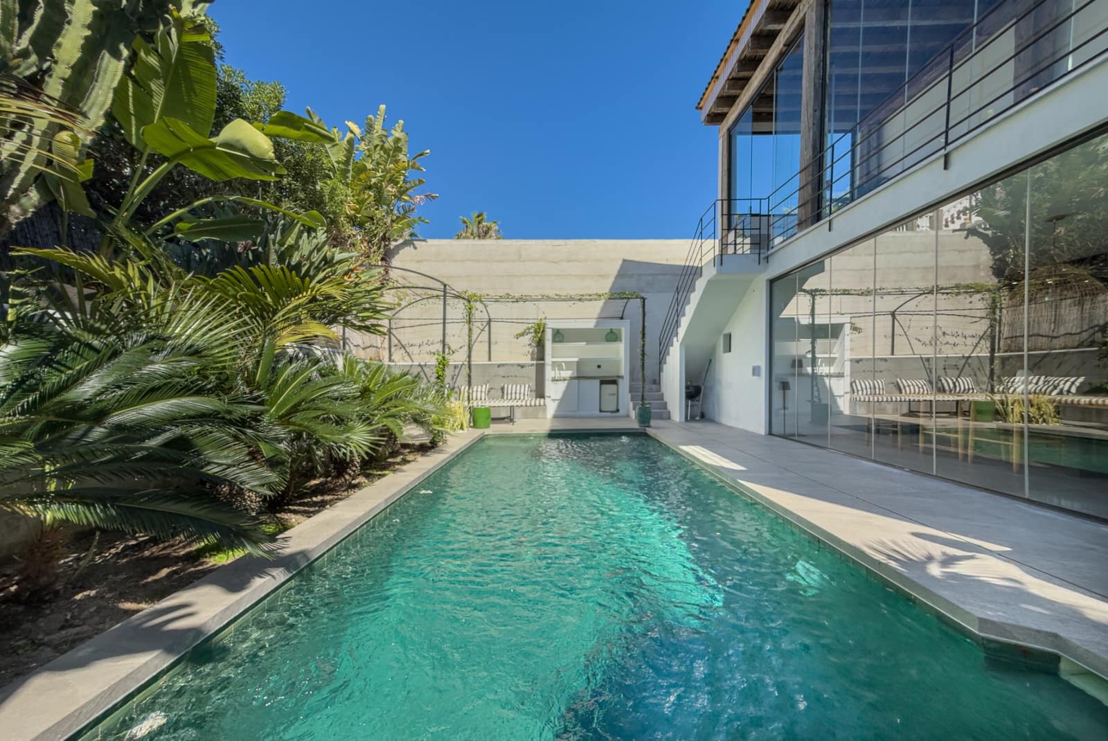 4 sypialnia Willa na sprzedaż w Nueva Andalucia z basenem garażem - 1 595 000 € (Ref: 9783181)