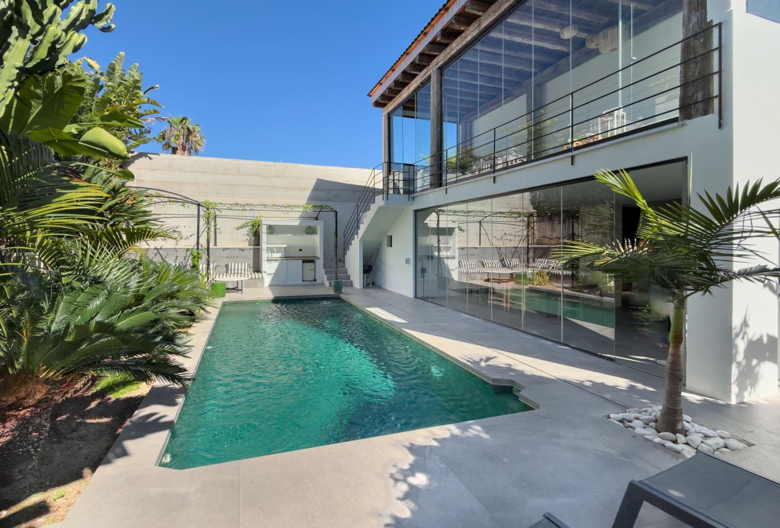 4 sypialnia Willa na sprzedaż w Nueva Andalucia z basenem garażem - 1 595 000 € (Ref: 9783181)