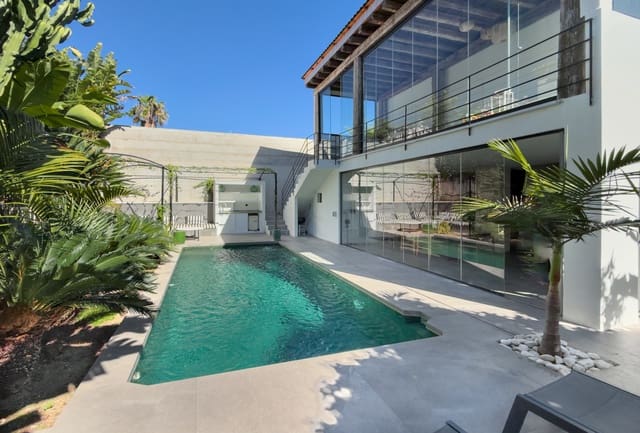 4 makuuhuone Huvila myytävänä paikassa Nueva Andalucía Centro, Marbella mukana uima-altaan 
autotalli - 1 595 000 € (Ref: 9783181)