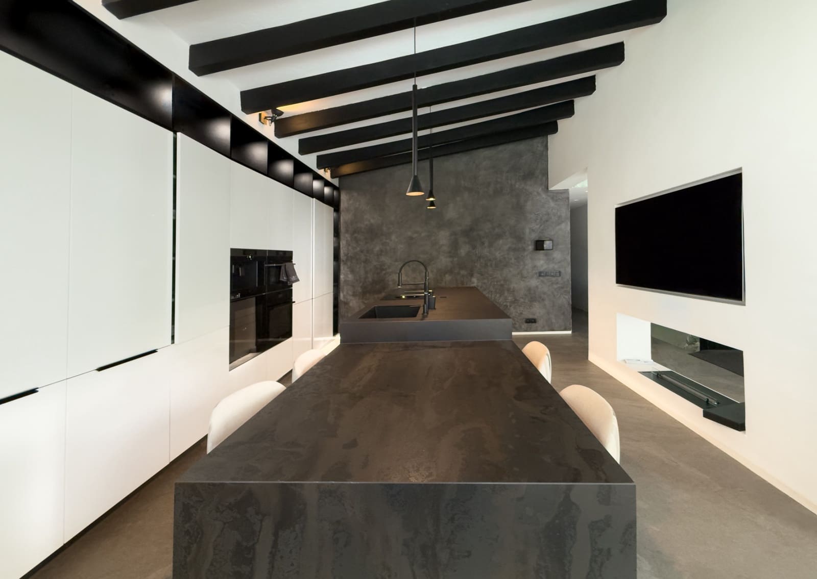 4 sypialnia Willa na sprzedaż w Nueva Andalucia z basenem garażem - 1 595 000 € (Ref: 9783181)