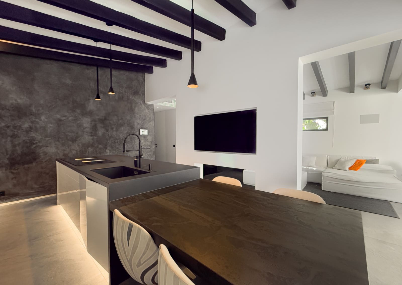 4 sypialnia Willa na sprzedaż w Nueva Andalucia z basenem garażem - 1 595 000 € (Ref: 9783181)