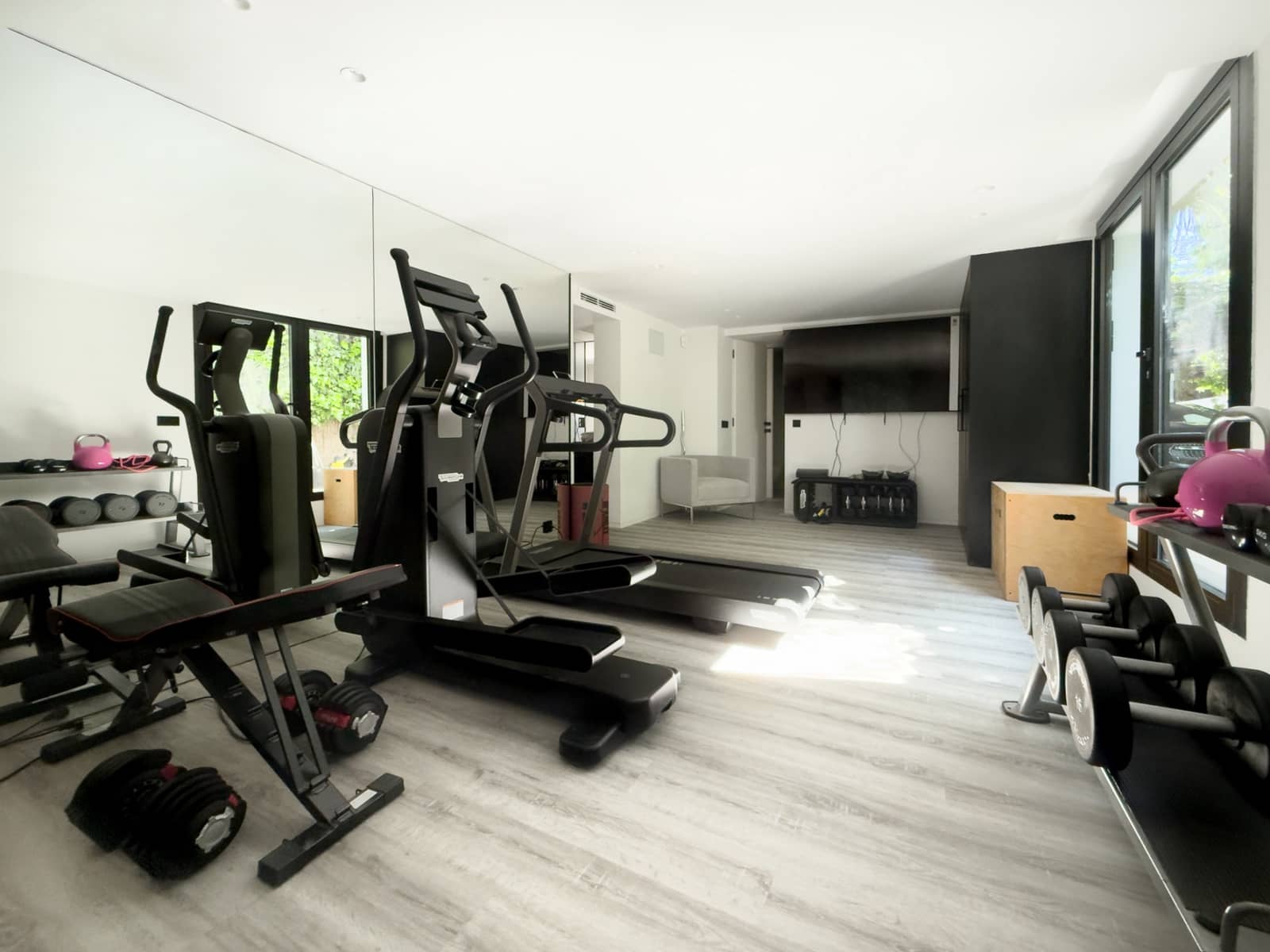 4 sypialnia Willa na sprzedaż w Nueva Andalucia z basenem garażem - 1 595 000 € (Ref: 9783181)