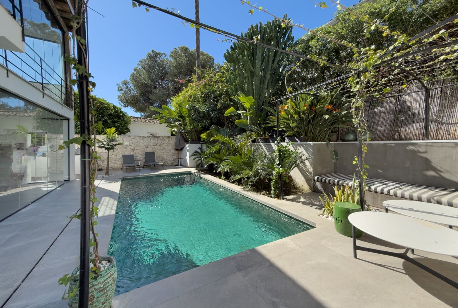 4 sypialnia Willa na sprzedaż w Nueva Andalucia z basenem garażem - 1 595 000 € (Ref: 9783181)