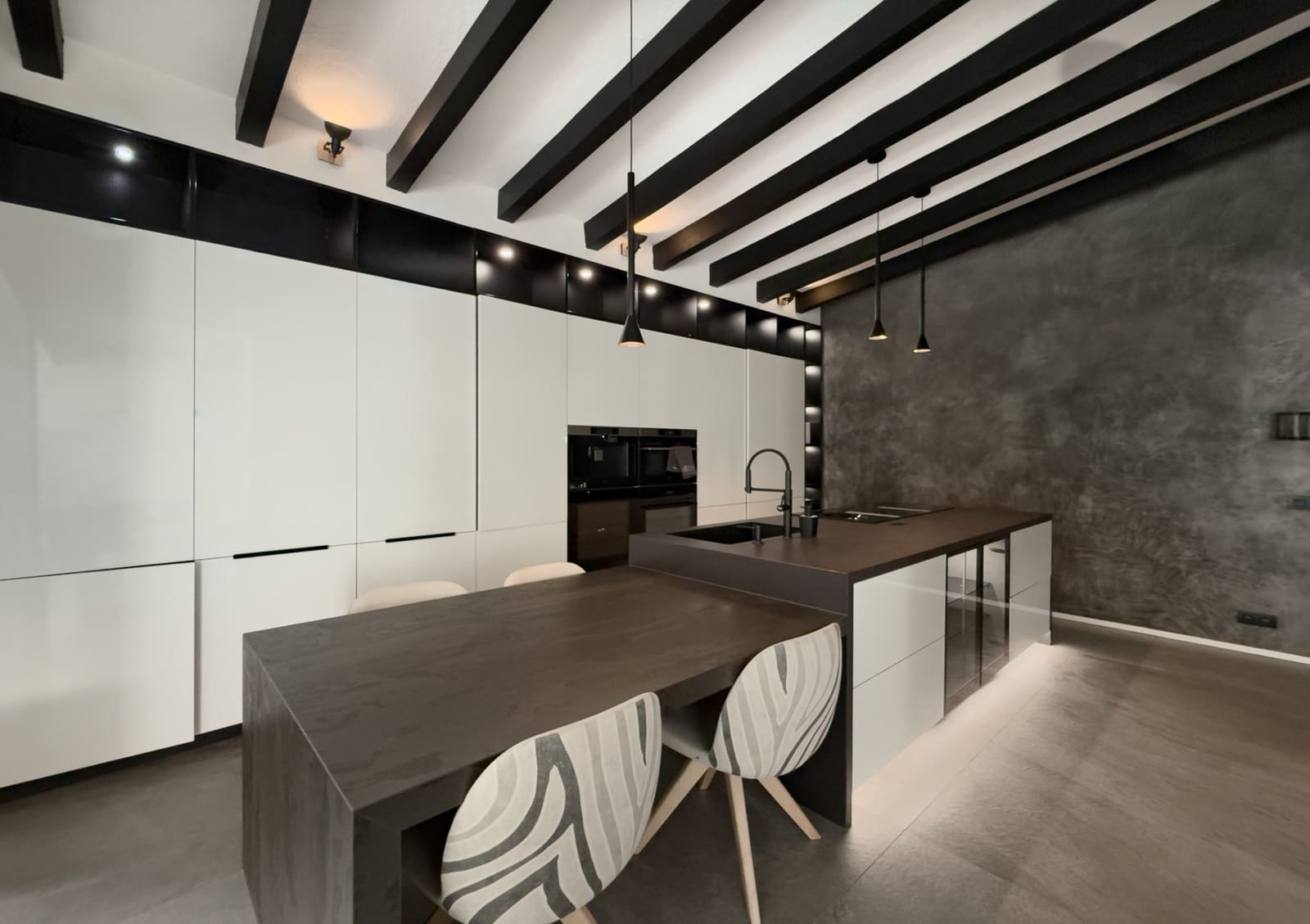 4 sypialnia Willa na sprzedaż w Nueva Andalucia z basenem garażem - 1 595 000 € (Ref: 9783181)