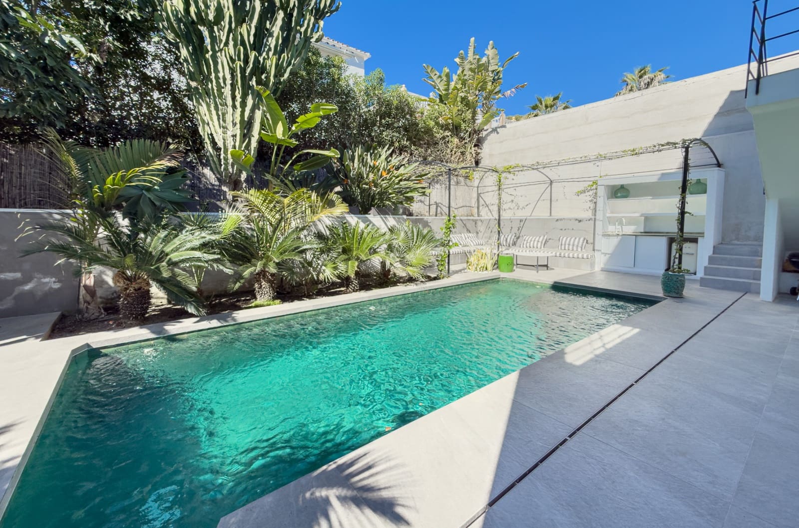 4 sypialnia Willa na sprzedaż w Nueva Andalucia z basenem garażem - 1 595 000 € (Ref: 9783181)