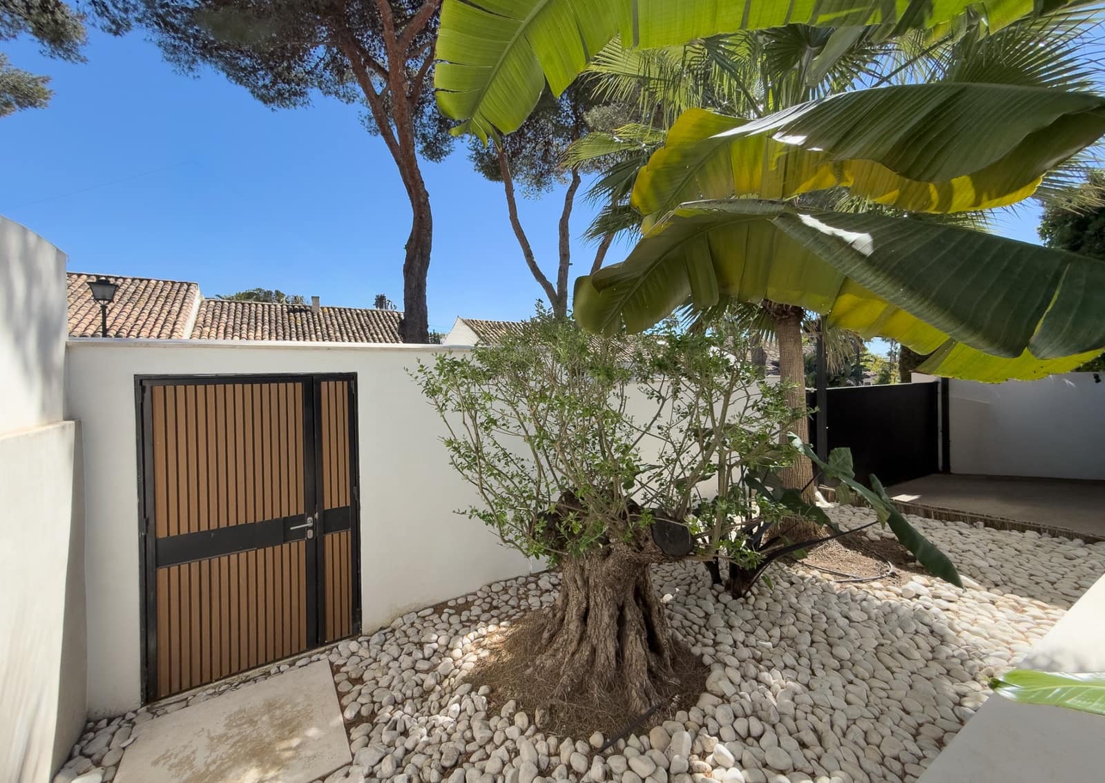 4 sypialnia Willa na sprzedaż w Nueva Andalucia z basenem garażem - 1 595 000 € (Ref: 9783181)