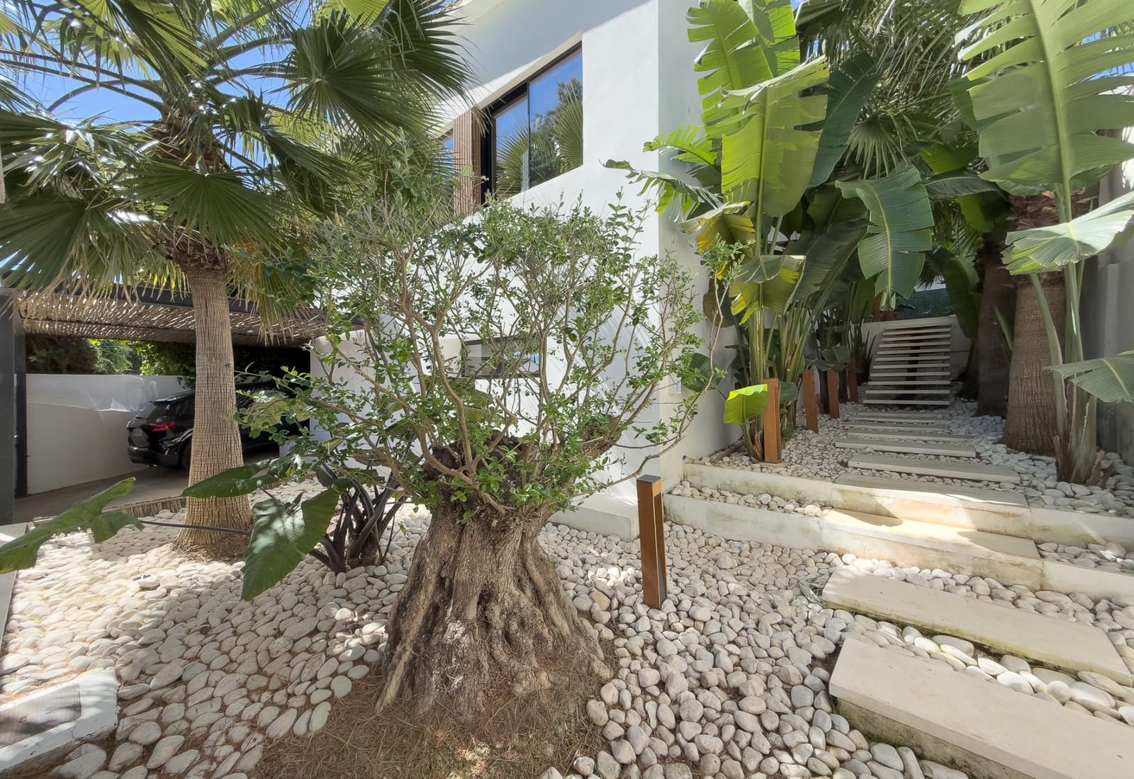 4 sypialnia Willa na sprzedaż w Nueva Andalucia z basenem garażem - 1 595 000 € (Ref: 9783181)