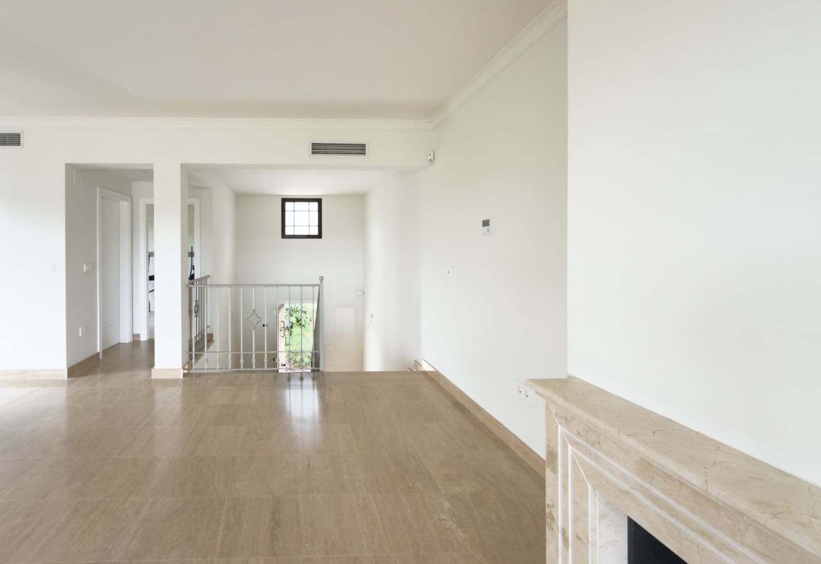3 bedroom Townhouse for sale in Estepona with pool garage - € 580,000 (Ref: 9814350)