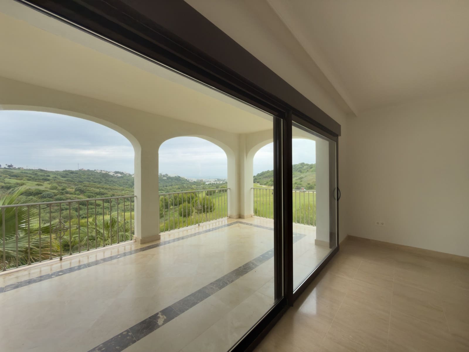 3 bedroom Townhouse for sale in Estepona with pool garage - € 580,000 (Ref: 9814350)