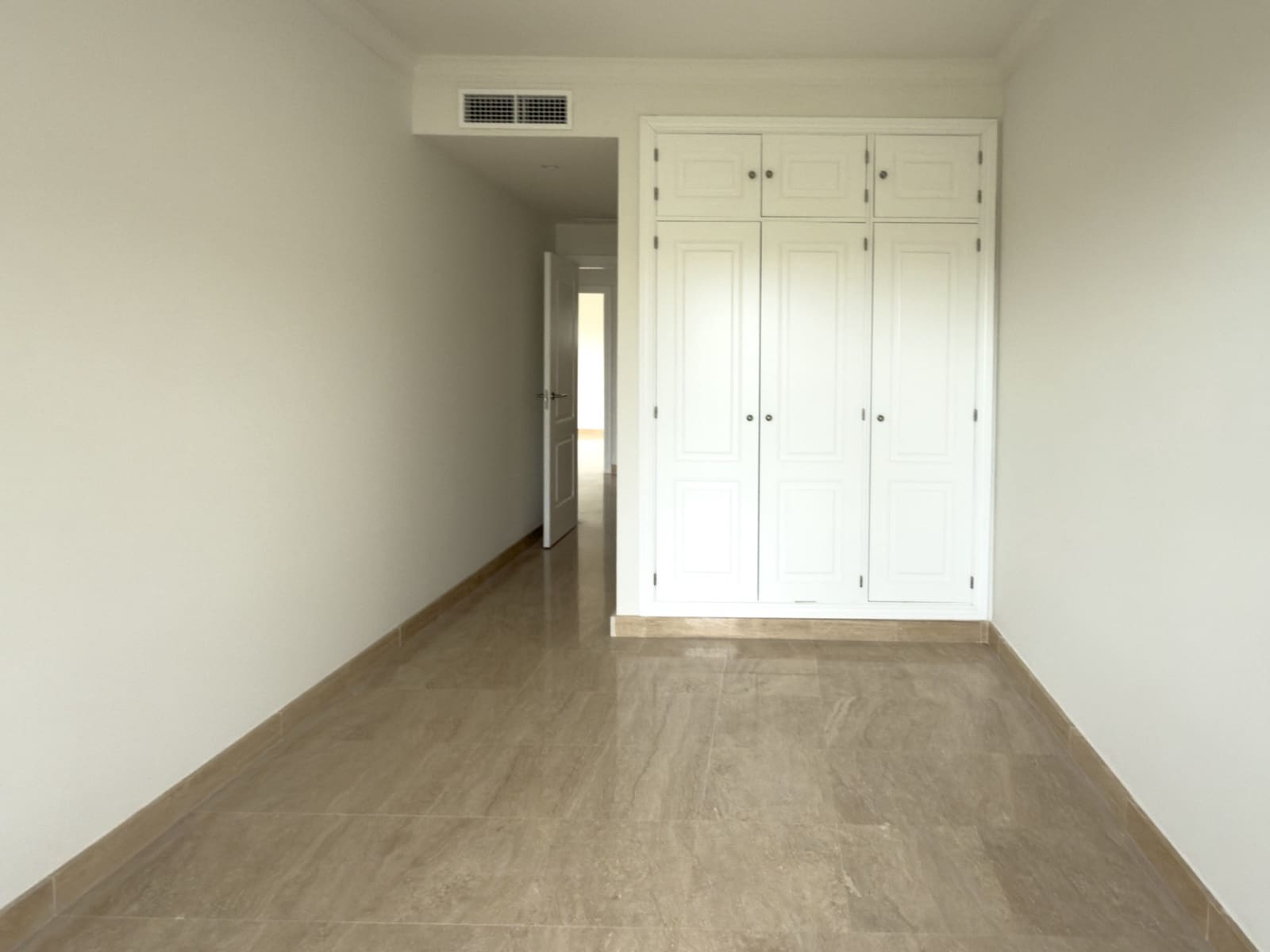 3 bedroom Townhouse for sale in Estepona with pool garage - € 580,000 (Ref: 9814350)