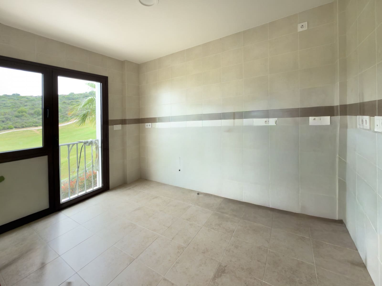 3 bedroom Townhouse for sale in Estepona with pool garage - € 580,000 (Ref: 9814350)