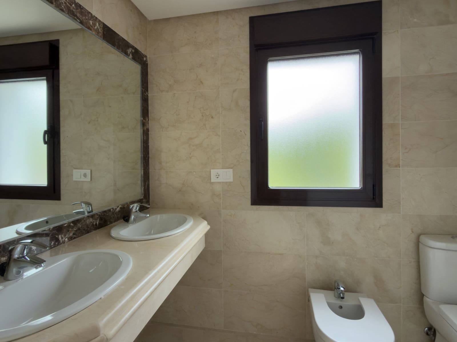 3 bedroom Townhouse for sale in Estepona with pool garage - € 580,000 (Ref: 9814350)