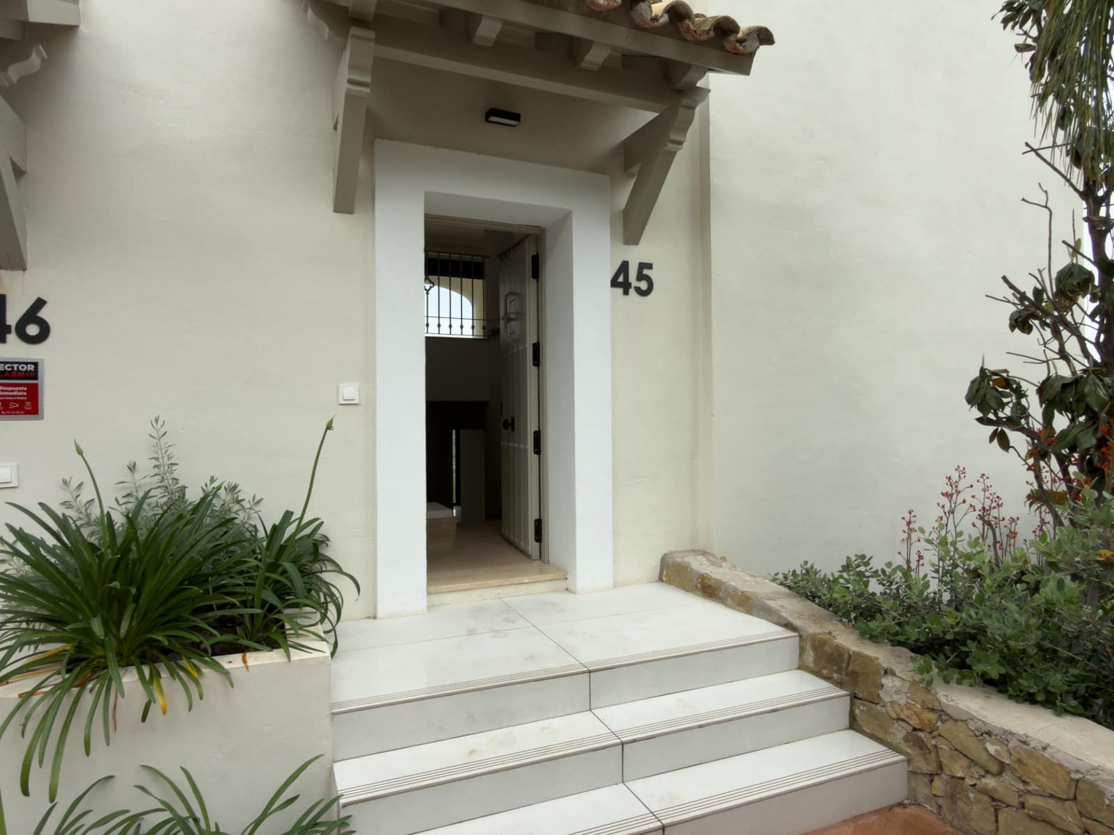 3 bedroom Townhouse for sale in Estepona with pool garage - € 580,000 (Ref: 9814350)