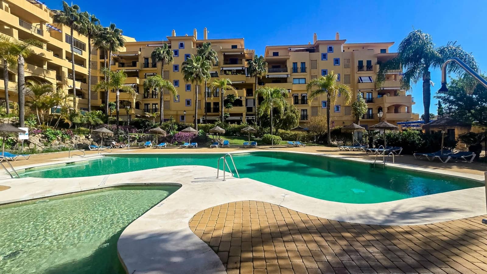 3 bedroom Apartment for sale in San Pedro de Alcantara with garage - € 685,000 (Ref: 9815760)