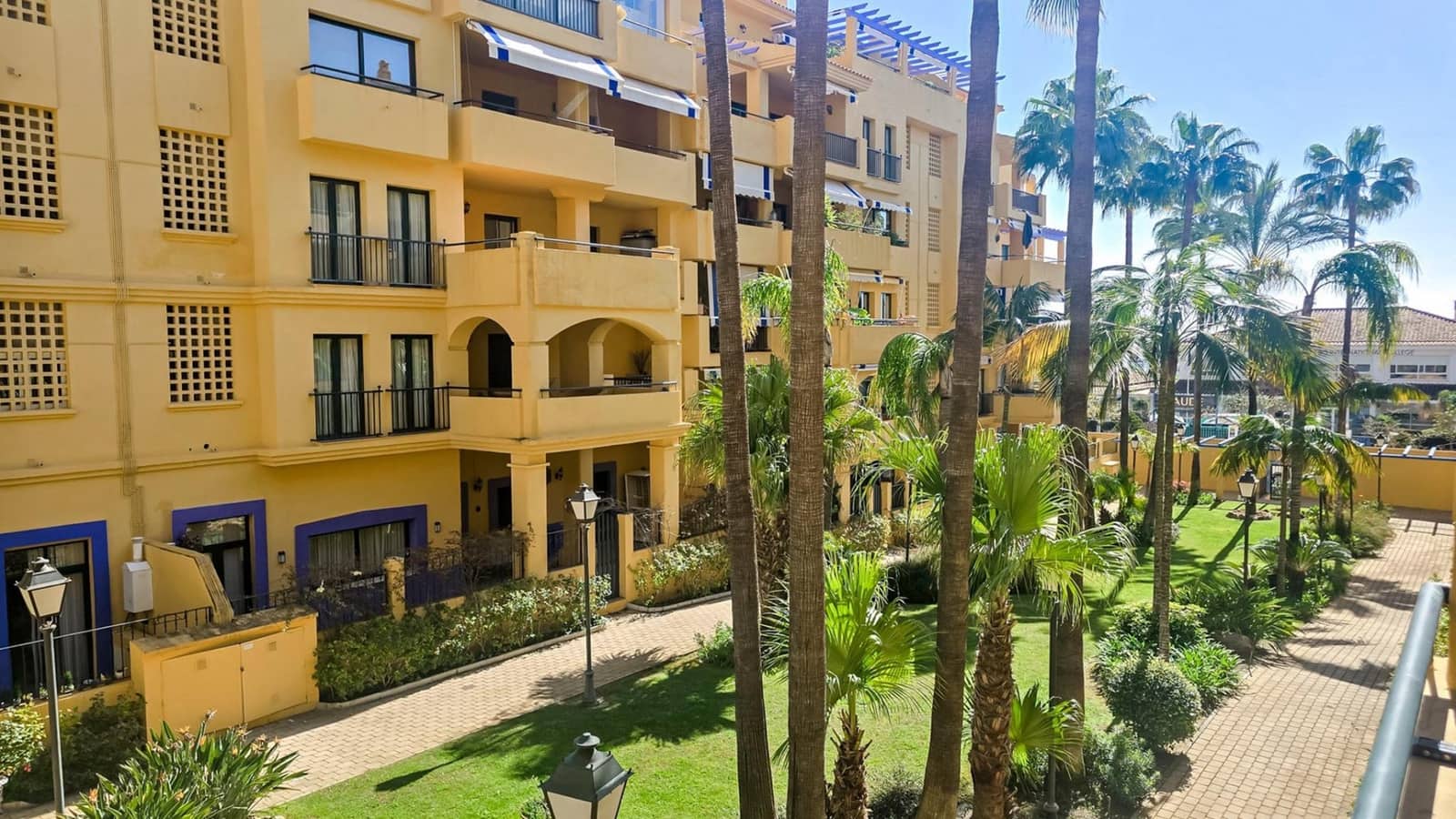 3 bedroom Apartment for sale in San Pedro de Alcantara with garage - € 685,000 (Ref: 9815760)